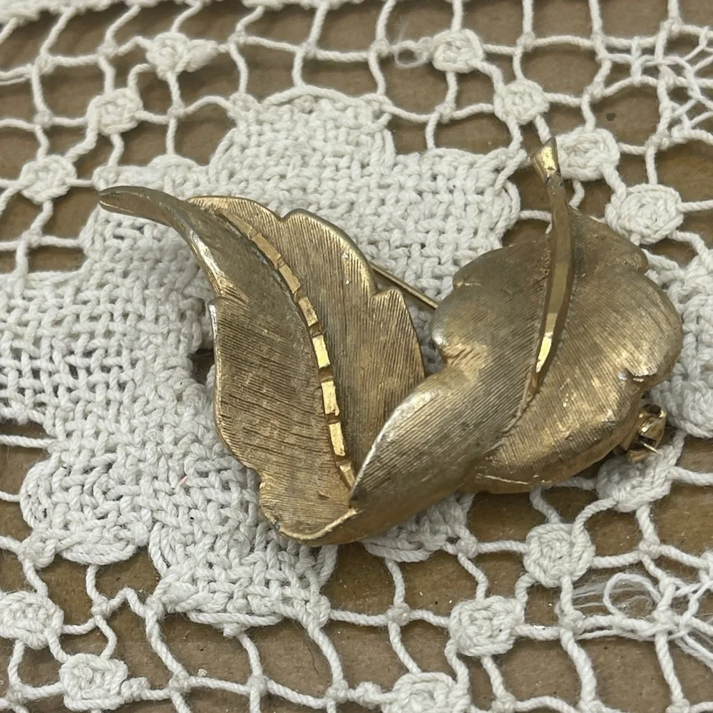 Elegant Gold‎ Leaf Brooch